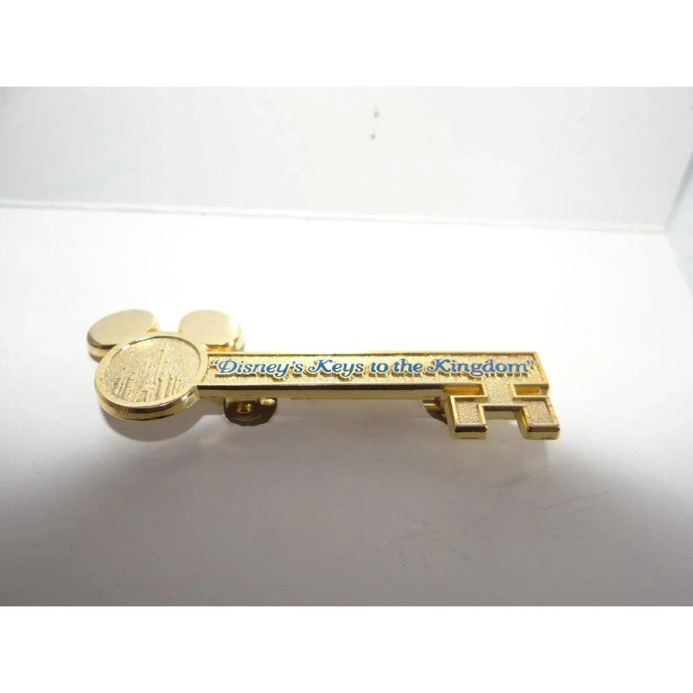 Disney Keys to the Kingdom‎ Tour Gold Key Pin and Button Set Mickey Minnie WDW